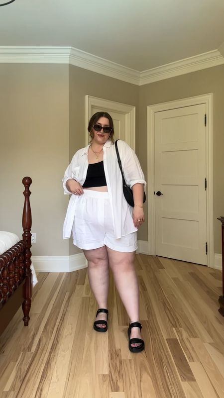 Curvy Summer Outfits Casual Plus Size, Beach Skirt Outfit, Diana Dares, Beach Outfits Plus Size, Baggy Clothes Outfit, Linen Shorts Outfit, Black Linen Shorts, Modern Blouse Designs, Jorts Outfit