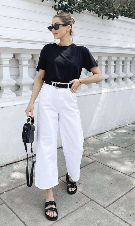 a contrasting minimalist outfit with a black t shirt, white cropped jeans, black sandals and a black bag Chunky Black Heels Outfit, Black Chunky Sandals Outfit, Summer Shoes Sandals Heels, Summer Shoes Sandals, Ținută Casual, Elegante Casual, Casual Day Outfits, Minimal Outfit, Mode Ootd