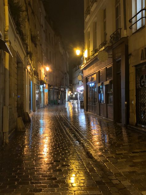 Nights In Paris Aesthetic, Rainy Street Night Aesthetic, Night Life In Paris, Paris Streets At Night, Mid Night Aesthetic, Streets At Night Aesthetic, Rainy Street Night, City Aesthetic Paris, Aesthetic Street Night