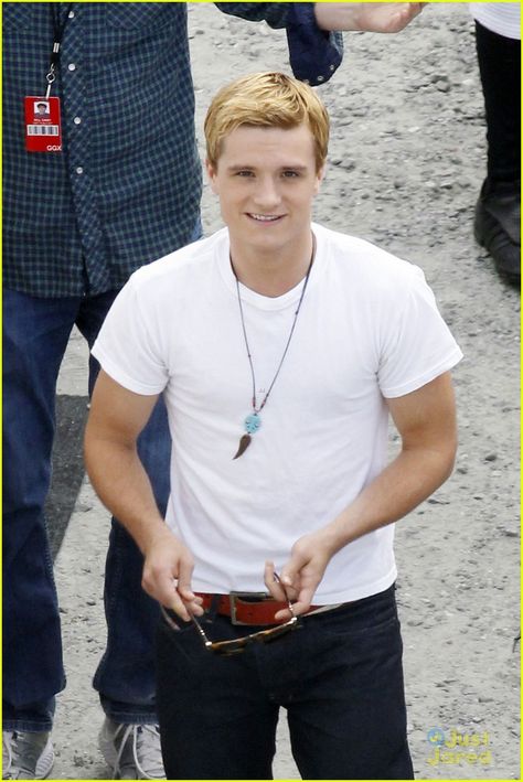 Josh hutcherson on set in Atlanta! catching fire set 03 He's Peeta! Sam Claflin, Sam Claflin Finnick, Jena Malone, Finnick Odair, Hunger Games 3, Hunger Games Series, Peeta Mellark, Hunger Games Catching Fire, Hunger Games Trilogy