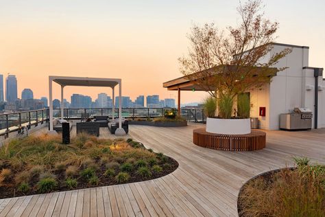 Rooftop Awning, Apartment Rooftop, Rooftop Apartment, Rooftop Patio Design, Luxury Apartment Building, Landscape Architecture Graphics, Terraced Landscaping, Roof Garden Design, Gorgeous Homes