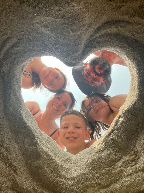 sand heart with fam Beach Pictures Ideas Family, Family Beach Vacation Pictures, Family Beach Pic Ideas, Vacation Pictures Family, Family Picture Poses Beach, Beach Pictures Mom And Daughter, Cousin Beach Pictures, Diy Beach Family Photos, Beach Portraits Family