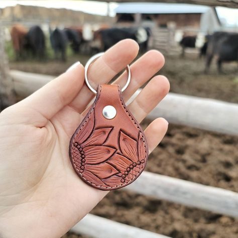 Leather Tooling With Cricut, Leather Tooling Keychain, Western Leather Keychain, Leather Tooled Keychain, Simple Leather Tooling Patterns, Western Leather Crafts, Leather Burning Designs, Leather Tooling Patterns Templates, Leather Tooling Patterns Printable