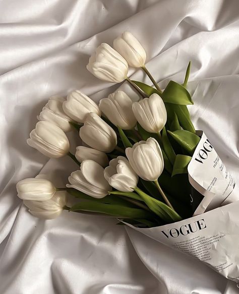 White Flower Wallpaper, Vintage Flowers Wallpaper, Simple Phone Wallpapers, Flower Iphone Wallpaper, Artificial Flower Bouquet, Nothing But Flowers, Wallpaper Nature Flowers, Flower Therapy, White Tulips