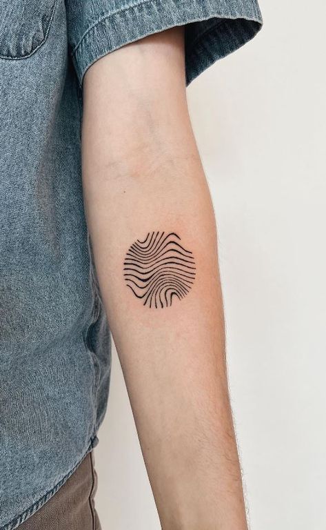 The Best Hand-Poked Tattoos - TheTatt Geometric Tattoo Shoulder, Perspective Tattoos, Circle Tattoo Design, Poker Tattoo, Simple Hand Tattoos, Paint Materials, Negative Space Tattoo, Minimal Tattoo Ideas, Black Line Tattoo