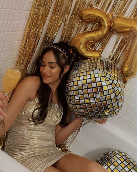 Golden Birthday Outfits, 27th Golden Birthday Ideas, Golden Birthday Ideas Photoshoot, Golden Birthday Ideas For Women, Golden Year Birthday Ideas, Golden Birthday Photo Shoot, Golden Birthday Ideas, Golden Birthday Themes, Bday Aesthetic