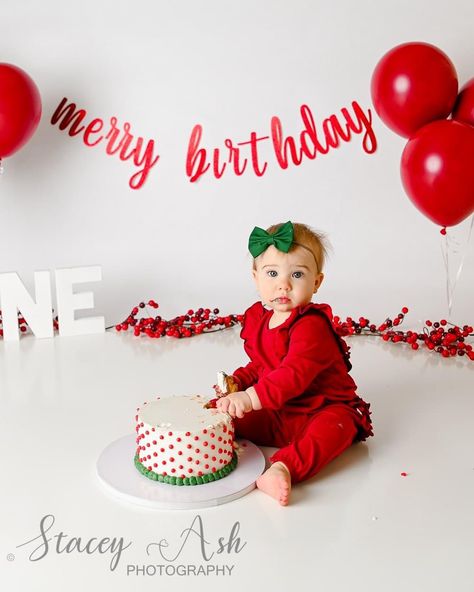 Natal, Christmas 1 Year Birthday, 1st Birthday At Christmas Time, 1st Birthday Party Ideas Christmas, Merry First Birthday, 1st Bday Christmas Theme, Holiday Themed First Birthday, Simple Birthday Party Snacks, December 1st Birthday Photoshoot