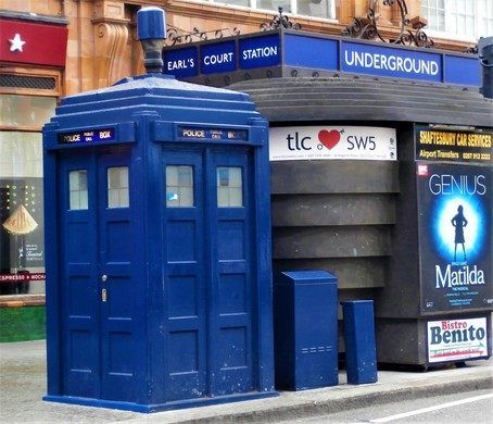 Earl's Court Police Box – London, England - Atlas Obscura Doctor Who Art, Doctor Who Wallpaper, Earls Court, Classic Doctor Who, Metropolitan Police, Telephone Box, Doctor Who Tardis, Sci Fi Ships, Police Box