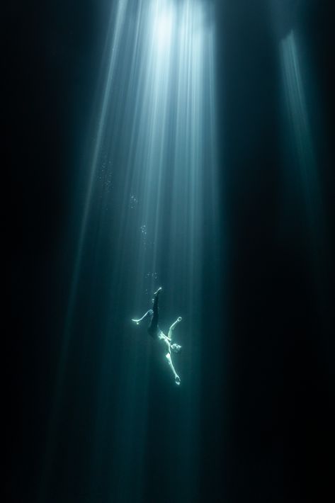 Dark Underwater Photography, Ocean Deep Aesthetic, Deep See Pictures, Dark Ocean Underwater, Water And Air Aesthetic, Falling Underwater Pose Reference, Dark Blue Underwater Aesthetic, Deep Underwater Aesthetic, Floating On Water Aesthetic