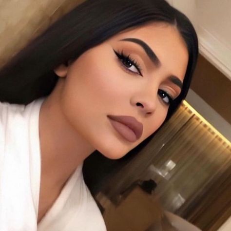 squad dolls on Instagram: "Lowkey my fav pic of kylie 😍🤷‍♀️" King Kylie Makeup, Insta Baddie Makeup, Maquillaje Kylie Jenner, Kylie Jenner Makeup Look, Seductive Makeup, Stile Kylie Jenner, Kylie Hair, Estilo Jenner, Looks Kylie Jenner