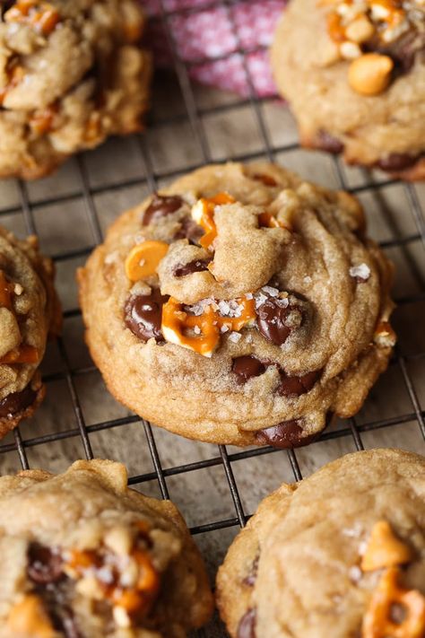 Sea Salt Butterscotch Pretzel Cookies | Cookies and Cups Pretzel Cookies, Thanksgiving Cookies, Slow Cooker Desserts, Browned Butter, Think Food, Halloween Desserts, Fall Desserts, Easy Cookies, Cookie Monster