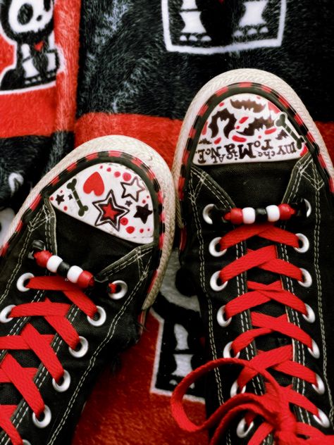 Customizing Converse, Converse Designs Ideas, Punk Converse, Emo Converse, Converse Ideas, Emo Shoes, Scene Shoes, Doodle Shoes, Alt Shoes