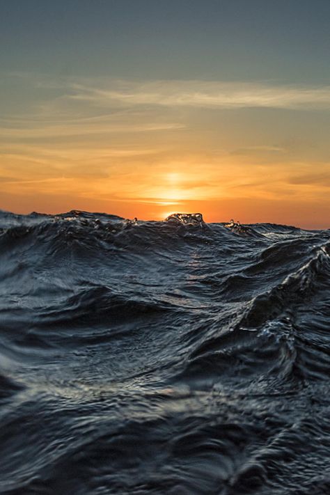 Ocean Waves, Ocean Life, Extreme Weather, Hur Man Målar, Sea Waves, Ocean Photography, Sea And Ocean, Ocean Beach, Beautiful Sunset