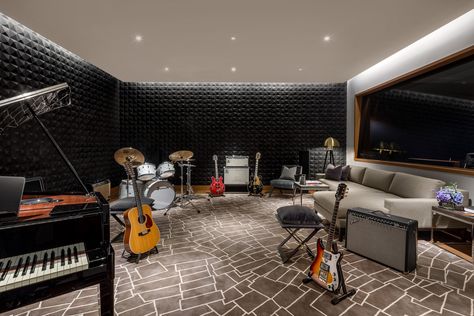 Bedroom Music Studio, Ruang Studio Musik, Ruangan Studio, Music Room Design, Rockwell Group, Home Music Rooms, Home Studio Setup, Music Studio Room, Luxury Amenities