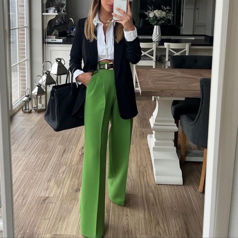 High Waisted Pants With Front Pockets And Back False Welt Pockets. Front Pronounced Seam Detail. Straight Leg. Front Zip, Metal Hook, And Inside Button Closure. Green 2378/888 Elegantes Business Outfit, Look Zara, Business Professional Outfits, Mode Kimono, Mode Zara, Look Blazer, Blazer Outfit, Stil Elegant, Stylish Work Outfits