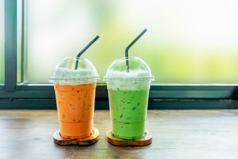 Iced green tea and thai iced tea on wood table. Premium Photo | Premium Photo #Freepik #photo #food #coffee #wood #summer Balikpapan, Grass Jelly Drink, Thai Iced Tea, Thai Milk Tea, Grass Jelly, Sugarcane Juice, Iced Green Tea, Thai Street Food, Thai Tea