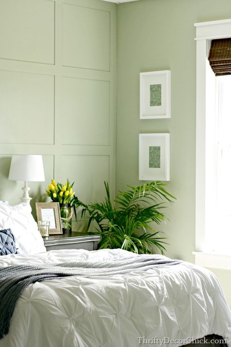 Spring Green Paint Colors, Light Green Bedrooms, Mint Green Bedroom, Green And White Bedroom, Green Bedroom Walls, Green Bedroom Design, Light Green Walls, Casa Country, Style Deco