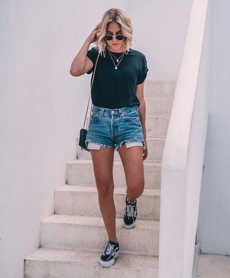 #outfitideasforwomen #sneakeroutfits #sneakerfashion Black Tee Outfit, Denim Shorts Outfit Summer, Estilo Vans, Minimal Stil, Tennis Shoe Outfits Summer, Denim Shorts Outfit, Sneaker Outfits, Tennis Shoes Outfit, Outfits Mit Shorts