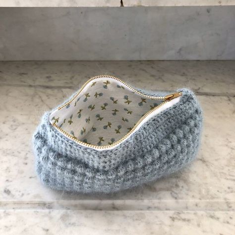 Crochet Make Up Pouch, Copenhagen Crochet, Crochet Small Wallet, Aesthetic Sewing Ideas, Crochet Aesthetic Ideas, Crochet Inspo Ideas, Crochet Trinkets, Textile Crochet, Bubble Crochet