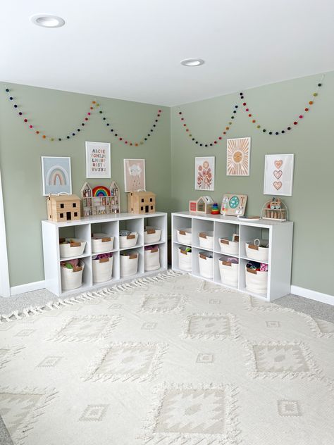 Montessori, Organisation, Playroom Ideas Neutral Colors, Simple Toy Room Ideas, Daycare Playroom Setup, Green And White Playroom, Playroom For Infants, Playroom Gender Neutral, Playroom Colors Scheme