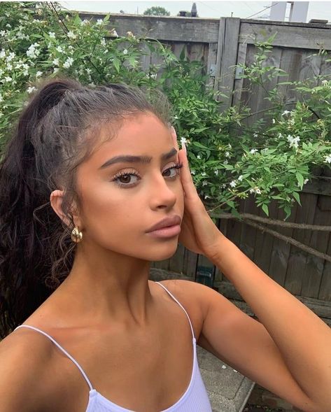 Brown Girl, Grunge Hair, Pretty Makeup, Aesthetic Hair, Pretty Face, Hair Goals, Beautiful Face, Hair Inspo, Cute Hairstyles