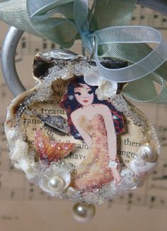 Clam Shell Crafts | art in a clam shell...wish I could make! | Crafty Crafts Upcycling, Natal, Clam Shell Crafts, Shells Ideas, Seashell Wreaths, Art Adventure Time, Shell Projects, Art Vampire, Art Coquillage