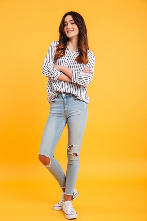 Full length portrait of a smiling young ... | Free Photo #Freepik #freephoto #people Casual Photography Poses Women, Lady Photography Poses, Casual Model Poses Standing, Full Length Poses Photo Ideas, Woman Photo Poses, Full Length Portrait Photography, Full Photo Poses, Cute Pose Standing, Happy Character Poses