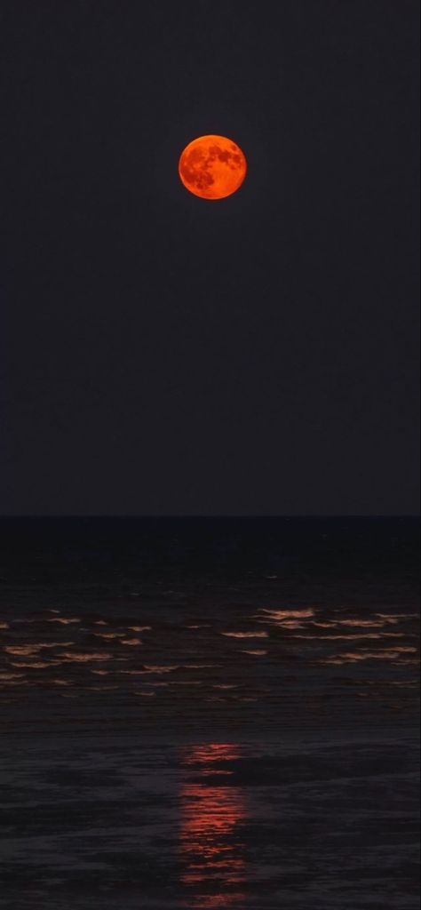 Natur Wallpaper, Beach Wallpaper Iphone, Dark Red Wallpaper, The Moon Is Beautiful, Look At The Moon, Black Phone Wallpaper, Moon Pictures, Moon Photography, Red Moon