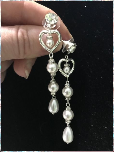 Christmas Jewelry - Ready for more great ideas? - Click to visit for more. Do It NOW!! Vintage Jewels Necklaces, Red Pearl Jewelry, Old Fashioned Jewellery, Prom Pearl Jewelry, Jewelry With Blue Dress, Long Earrings Aesthetic, Pearl And Silver Jewelry, Cute Earrings Silver, Silver And Pearl Jewelry