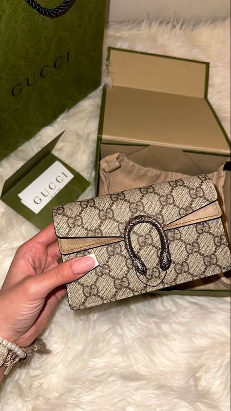 Gucci Purse Outfit, Luxury Bag Collection, Gucci Dionysus Bag, Whats In My Bag, Mob Wife Aesthetic, Black Girls Luxury Lifestyle, It Girl Aesthetic, Jagua Henna, Wife Aesthetic