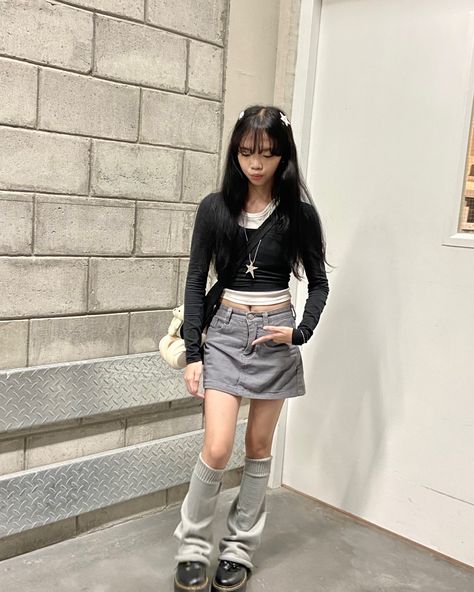 Acubi Grey Skirt, Concert Outfit Ideas Asian, Newjeans Outfits Inspired Omg, Fashion Inspo Outfits Y2k, Outfits With Black Headphones, White Acubi Outfit, Acubi Inspo Outfits, Acubi Casual Outfits, Fall Acubi Outfits