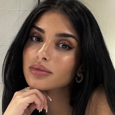 Middle Eastern Woman Beautiful, Beautiful Middle Eastern People, Black Italian Women, Middle Eastern Model Woman, Brown Girls Makeup Indian, Middle Eastern Aesthetic Girl, Middle Eastern Makeup Natural, Natural Makeup Looks Indian, Middle Eastern Baddie