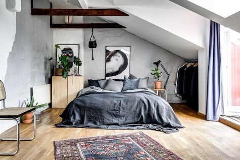 Focal point, bedroom in an attic, grey bedding, oriental rug Deco Bilik Tidur, Cosy Winter Bedroom, Deco Bilik, Bilik Tidur Lelaki, Winter Bedroom Ideas, Bachelor's Pad, Interior Design Examples, Winter Bedroom, Casa Cook