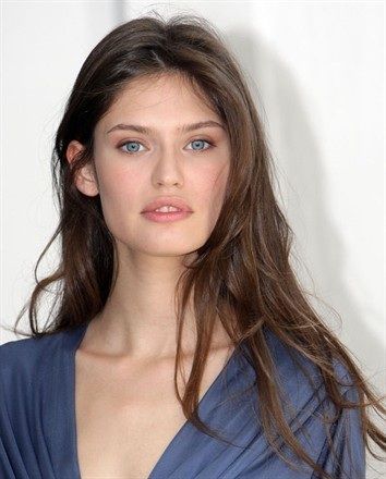 Prominente Sommertypen: Bianca Balti ist ein Beispiel für den Farbtyp Soft Summer / softer Sommertyp. Soft Summer Celebrities, Summer Celebrities, Soft Summer Makeup, Soft Summer Palette, Soft Summer Color Palette, Soft Summer Colors, Bianca Balti, Summer Color Palette, Summer Hair Color