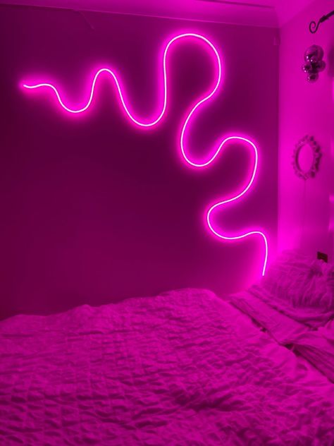 Led Design Wall Living Rooms, Neon Light Wall Design, Wavy Neon Light Wall, Led Strip Wall Art, Swirly Led Lights, Rope Light Design Ideas, Swirly Wall Art, Led Lights Bedroom Design, Led Light Around Bed