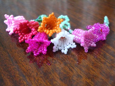 Pretty bells or flowers - These are a basic version of many herringbone flowers.  A good place to start. #seed #bead #tutorial Seed Bead Tutorials, Beads Magic, Beaded Flowers Patterns, Seed Bead Flowers, French Beaded Flowers, Beaded Beads, Beading Patterns Free, Seed Bead Patterns, Bead Weaving Patterns