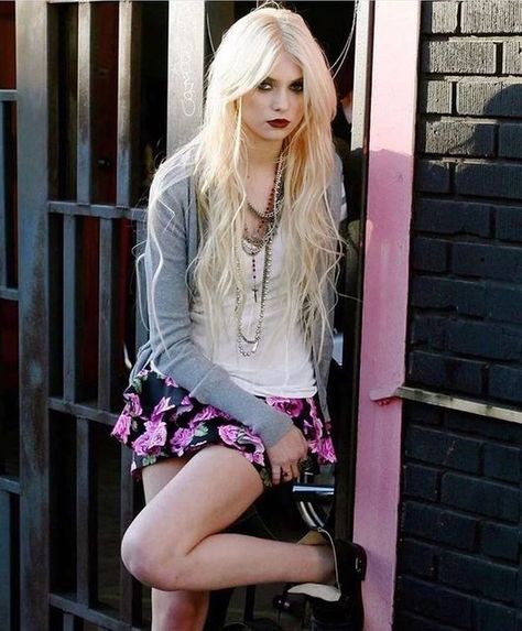 TAYLOR MICHEL MOMSEN on Instagram: "@miss_nothing3.12 ❤❤❤❤❤❤❤❤❤❤❤❤❤❤❤❤❤❤❤❤❤❤❤❤#taylormomsen #tpr #zombie" Taylor Momsen Outfits, Tyra Banks Hot, Pants Pictures, Taylor Monsen, Taylor Momsem, Taylor Momson, Swimsuit Photos, Jenny Humphrey, 2000s Girl