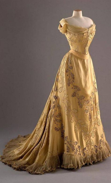 1902 Oak Leaf dress designed by House of Worth for Chicago born Lady Mary Curzon (Vicereine of India). 1903 Fashion, House Of Worth Gowns, Leaf Dress, House Of Worth, Museum Fashion, 1900s Fashion, Lady Mary, Edwardian Dress, Old Dresses