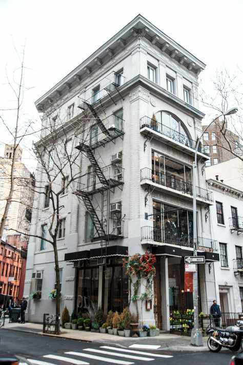 The Best Sights in Greenwich Village: 9 Places You Cannot Miss! The Village Nyc, Nyc Greenwich Village, New York Greenwich Village, Nyc Billboard, Things To Do New York, 1960s New York, Apartment New York, Brownstone Interiors, Greenwich Village Apartment