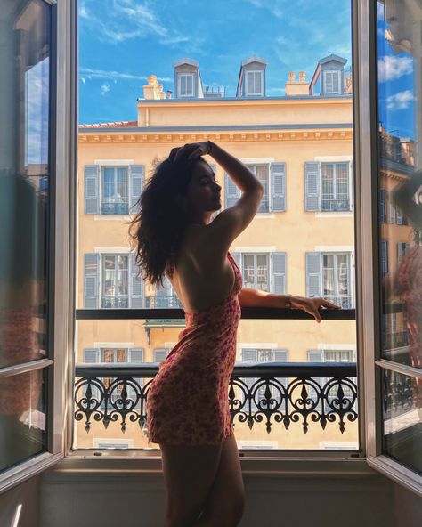 Latina with long wavy curly hair infront of Paris building window balcony Nice Poses For Instagram, Mahabaleshwar Outfit, Balcony Selfie Ideas, Backless Pose Ideas, Instagram Picture Ideas Dress, Balcony Pictures Instagram, Balcony Instagram Pictures, Balcony Photo Ideas, Balcony Poses Photo Ideas