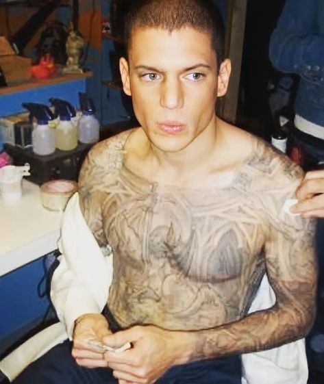 @scofield.earl on Instagram: "Behind-the-scenes @prisonbreak season 1 with Wentworth Miller aka Michael Scofield 🥰 #prisonbreak #wentworthmiller #michaelscofield #tattoo" Prison Break 3, Wentworth Miller Prison Break, Michael And Sara, Captain Cold, Cam Gigandet, Sean Leonard, Michael Scofield, Wentworth Miller, Prison Break