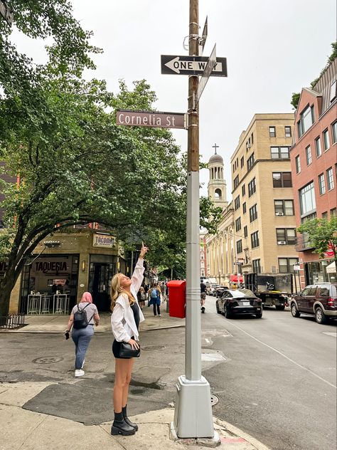 blonde girl in black dress and white button down pointing to Cornelia Street sign in New York City Taylor Swift In Nyc, Fashion New York Aesthetic, Summer Fits Nyc, Summer New York Aesthetic, Insta Photo Ideas Street, Things To Do In Nyc Summer, New York Fits Summer, Taylor Swift Apartment, Nyc Aesthetic Summer