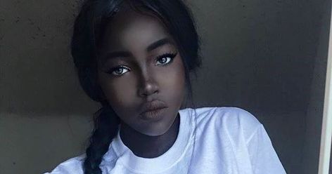 Su belleza cautiva a miles – conoce a la misteriosa ”Barbie Negra”. Newsner te trae noticias que conmueven. Lola Chuil, Dark Skin Models, Women Images, Beautiful Dark Skin, Dark Skin Women, Beauty Standards, Black Skin, Naomi Campbell, African Beauty