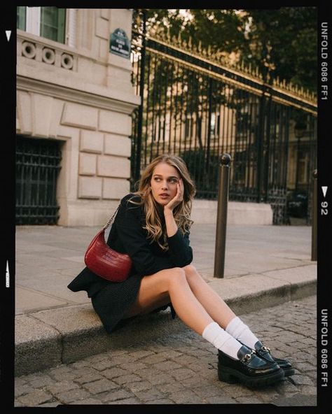 Summer Fashion Photoshoot Ideas, Vintage Photoshoot Outdoor, Photoshoot Stairs Posing Ideas, Harvard Photoshoot, Photoshoot Themes Vintage, Handbag Still Life, Soho Photography, Street Fashion Shoot, Portret Feminin