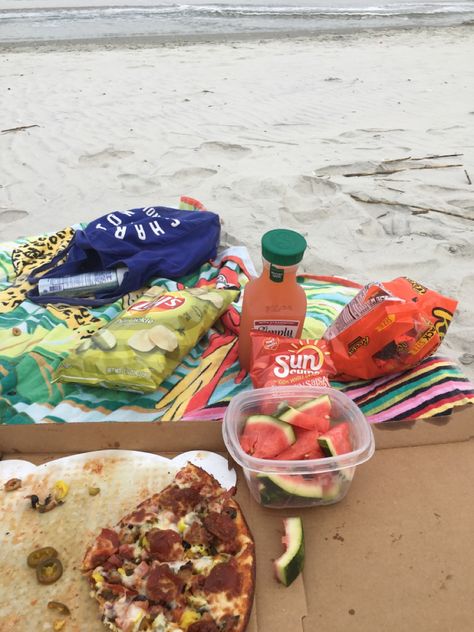 Snacks At The Beach, Beach Snacks Aesthetic, Beach Things Aesthetic, Snack For The Beach, Beach Picnic Snacks, Folly Beach Aesthetic, Beach Lunch Aesthetic, Beach Camping Food, Snacks On The Beach