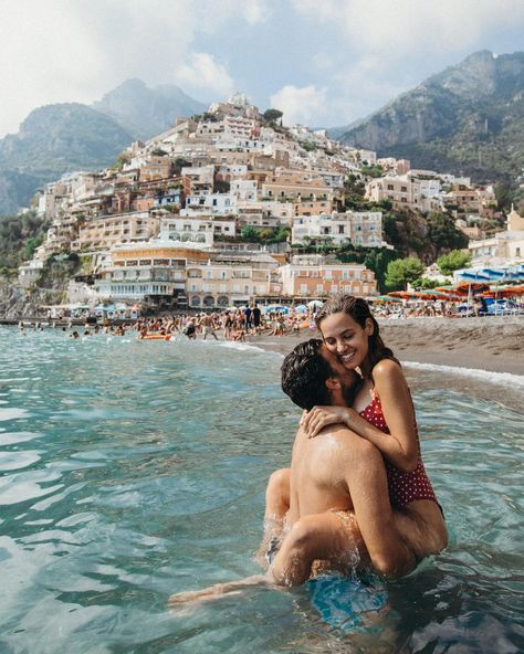 Couples Vacation Photos, Romantic Italy, Positano Beach, Couple Travel Photos, Europe Honeymoon, Italy Beaches, Italy Honeymoon, Honeymoon Photos, Couples Vacation