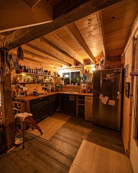 Small House Videos, Tiny Cabins Interiors, Design Casa Piccola, Small House Storage, Small Cabin Interiors, Cabin Interior Design, Cabin Aesthetic, Off Grid Cabin, Casa Country