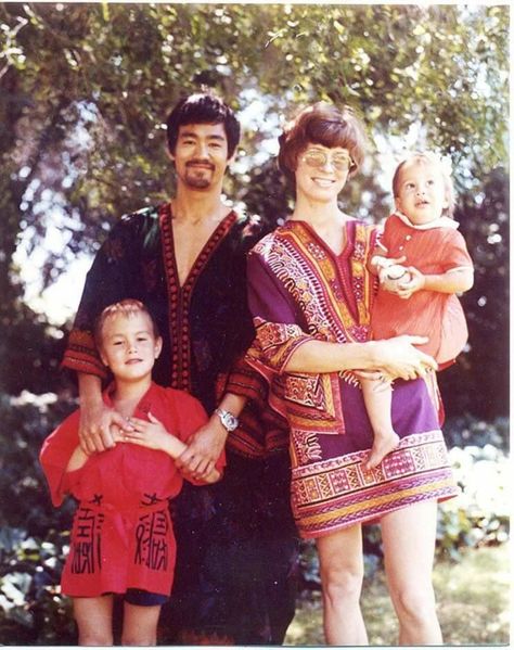 Bruce Lee with his Family, 1971. Bruce Lee Family, Ben Bruce, Boxe Thai, Bruce Lee Martial Arts, Bruce Lee Quotes, Bruce Lee Photos, Jeet Kune Do, Ip Man, Pencak Silat