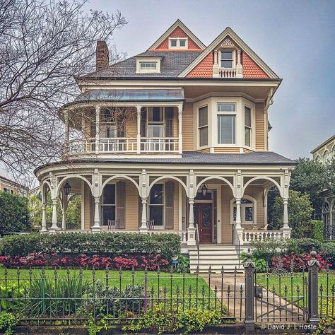 Victorian Architecture, Victorian Houses, Victorian Homes Exterior, Queen Anne House, Victorian House Plans, Victorian Style Homes, Queen Anne Style, New Orleans Homes, Garden District