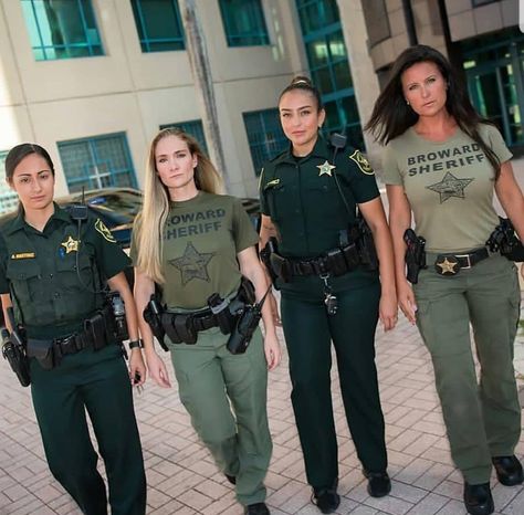 Police women Female Sheriff, Sheriff Uniform, Police Movie, Police Medic, Female Cop, Police Life, Police Academy, Military Women, Female Soldier